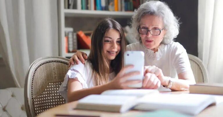 Guia para Ensinar Parentes Mais Velhos a Usar WhatsApp